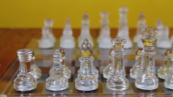 Skleněné Šachové Figurky Nastavit Startovní Poloze Palubě Dolly Shot Zleva — Stock video