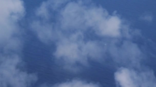 Λεπτή Wispy Σύννεφα Και Τον Ωκεανό Κάτω Από Αεροσκάφη — Αρχείο Βίντεο
