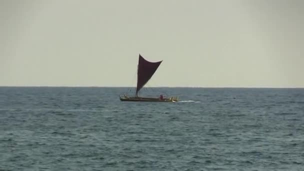 Handheld Zoomed Shot Hawaii Canoe Sail Big Island Overcast Sky — Vídeo de stock