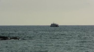 Büyük Tekne, Havai Bulutlu Havai Havalimanı açıklarında şamandıraya yaklaşıyor.