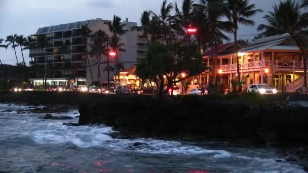 Alii Drive Dusk Cars People Walking Ocean Waves Breaking Shore — стокове відео