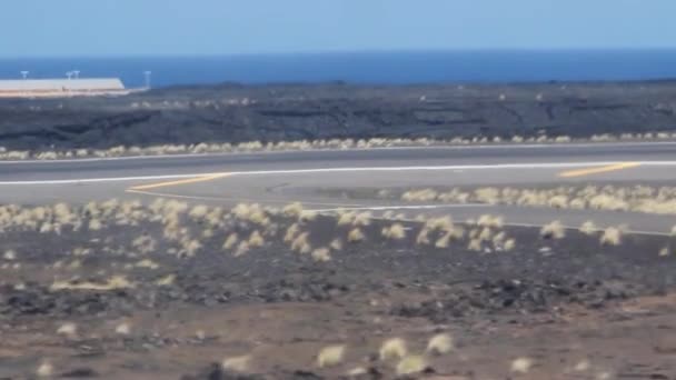 Taxiando Longo Pista Aeroporto Kailua Kona Havaí Com Oceano Fundo — Vídeo de Stock