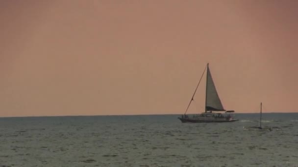 Zeilboot Motorrijden Voorbij Aangemeerde Boot Bewolkte Hemel Voor Hawaii Big — Stockvideo