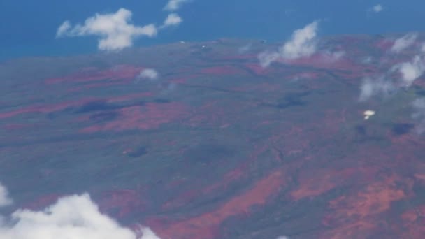雲と海のある内陸と海岸を手にした飛行機から見たハワイ島 — ストック動画