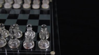 Cam Satranç Parçaları, Dolly 'nin sağdan sola, siyah masa örtüsünün yanında başlangıç pozisyonunda kurulmuş.