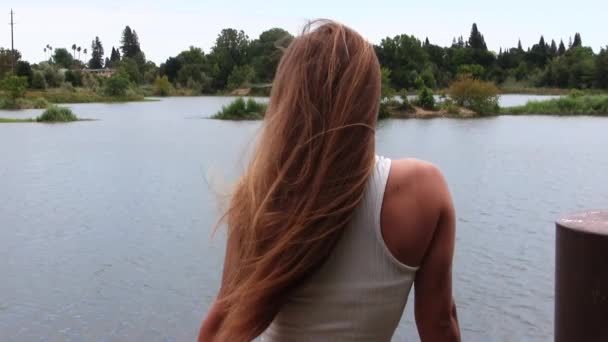 Vit Tonåring Flicka Vid Floden Vit Topp Med Vinden Blåser — Stockvideo