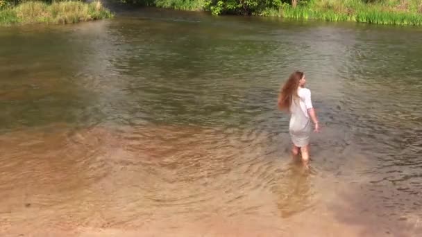 Caucásico Adolescente Chica Pie Río Gris Vestido Blanco Camisa Corriendo — Vídeo de stock
