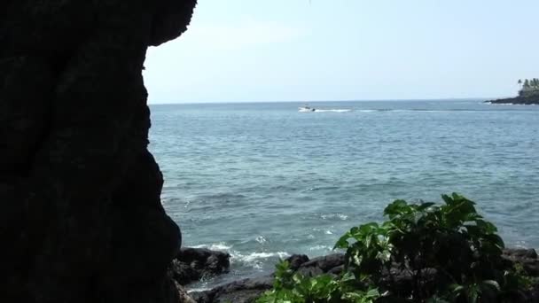 Pan Lento Mano Del Barco Pequeño Que Sale Bahía Hawaii — Vídeos de Stock