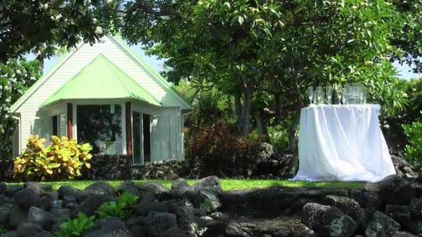 Malý Stůl Velkým Bílým Ubrusem Prázdnými Brýlemi Havaj Svatební Hostině — Stock video