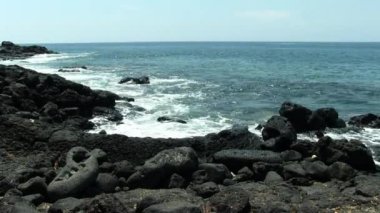 Hawaii Büyük Adası Kara Lava Kaya Kaya Kıyısı 'na vuran Dalgalar Mavi Gökyüzü