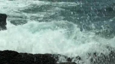 Hawaii Büyük Adası Kara Lava Kaya Sahili 'ne vuran dalgaların sıkışık görüntüsü