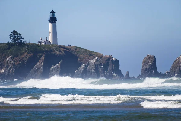 Lighthouse Cliff Breaking Waves Overast Blue Sky Oregon Coast — Stock Photo, Image