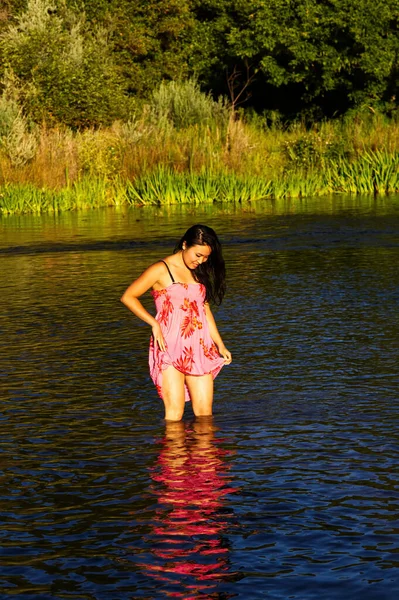 Ελκυστική Ιαπωνική Αμερικανίδα Γυναίκα Στέκεται Στο Ποτάμι Κρατώντας Ψηλά Hem — Φωτογραφία Αρχείου