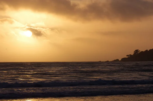Помаранчеве Небо Над Океаном Північна Каліфорнія Дерева Хвилі — стокове фото