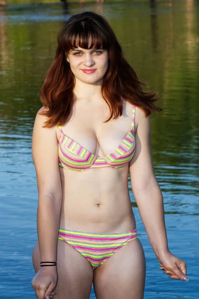 Joven Mujer Caucásica Bikini Rayas Pie Río Reflejando Hojas Verdes — Foto de Stock