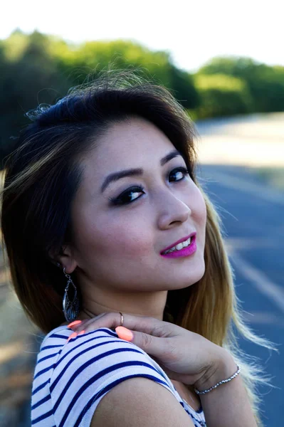 Aantrekkelijke Aziatische Amerikaanse Vrouw Outdoor Portret Met Gestreepte Shirt Hand — Stockfoto