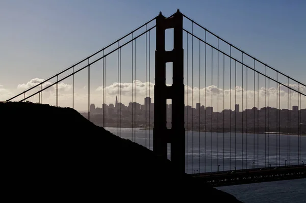 North Tower Golden Gate Bridge Silhouet Tegen Blauwe Lucht Met — Stockfoto