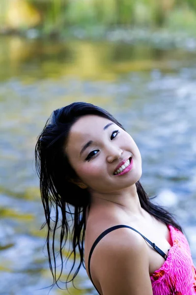Odkryty Portret Atrakcyjnej Japońskiej Amerykanki Nad Rzeką Różowej Sukience Uśmiechnięty — Zdjęcie stockowe