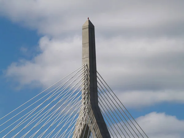 马萨诸塞州波士顿的邦克山纪念悬索桥的支撑物和电缆的细节 — 图库照片