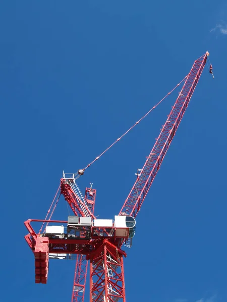 Tight Shot Red Construction Tower Contra Cielo Azul Claro Boston — Foto de Stock