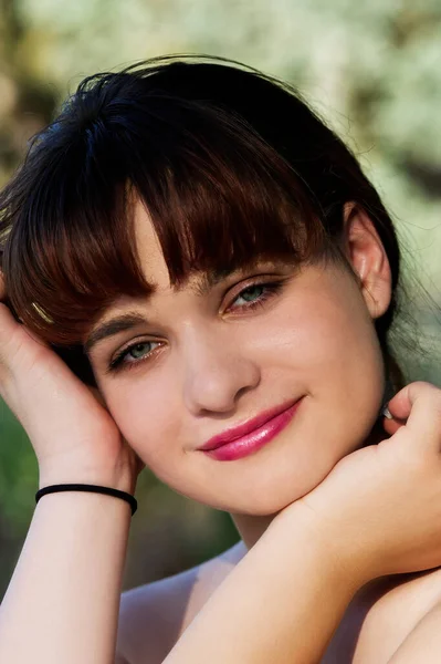 Kafkasyalı Genç Kadın Kafası Ellerinde Açık Portre Bulanık Arkaplan — Stok fotoğraf