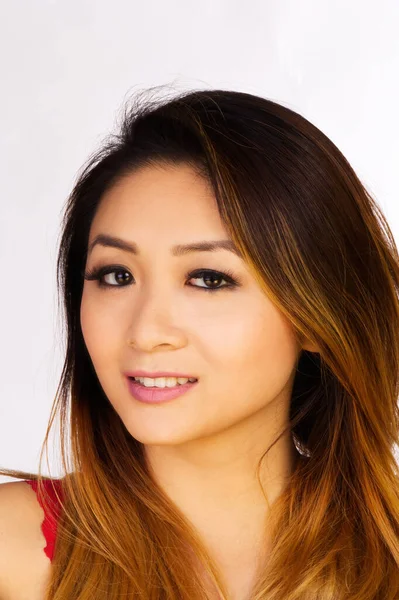 Atraente Asiático Americano Mulher Interior Retrato Contra Fundo Branco Morena — Fotografia de Stock