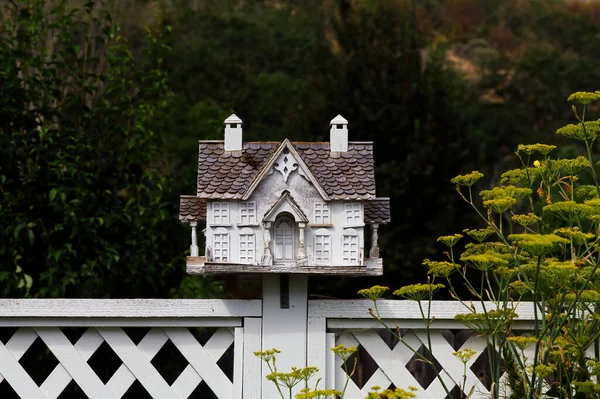 Weathered Bird House Fence Shape Large Human Dwelling — Stock fotografie