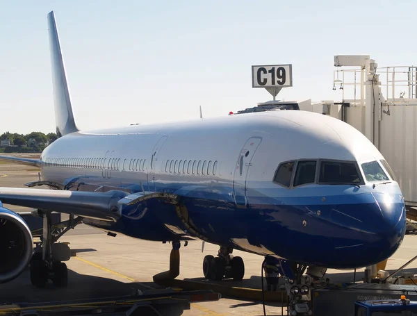 Коммерческие Реактивные Самолеты Обслуживаются Между Рейсами Терминале Аэропорта — стоковое фото