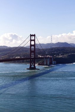 Arka planda Sutro Kulesi olan Golden Gate Köprüsü 'nün Güney ucunda Mavi Gökyüzü Beyaz Bulutları