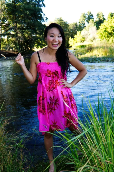 Atractiva Sonrisa Delgada Japonesa Americana Mujer Pie Borde Del Río — Foto de Stock