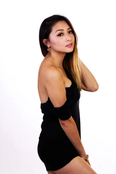 Beyaz Arka Planda Siyah Elbiseli Çekici Asyalı Amerikalı Kadın — Stok fotoğraf