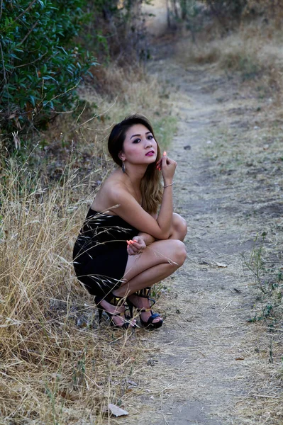 Atraente Magro Ásia Americano Mulher Preto Vestido Agachamento Footpath Livre — Fotografia de Stock