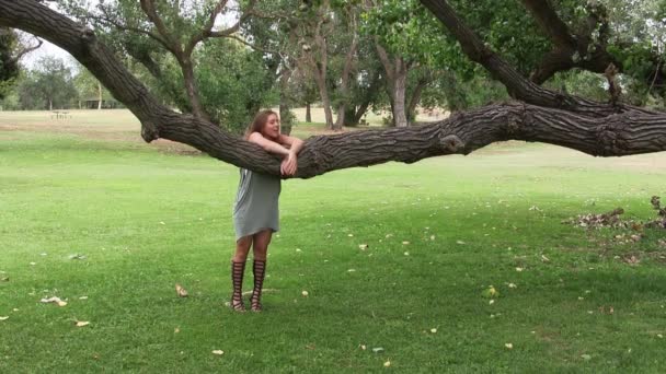Caucasian Teen Girl Gray Dress Tall Sandals Hanging Oak Tree — Vídeo de Stock