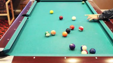 Başarılı bir bilardo topu yan cebi vuruşu.