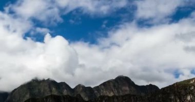 Beyaz Bulutların Mavi Gökte Zaman Hızı Ant Dağlarının Üzerinde Machu Picchu Peru Güney Amerika yakınlarında