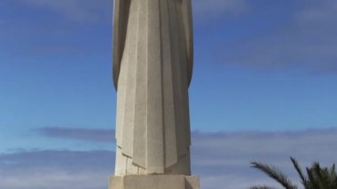 Bulutlu mavi gökyüzüne karşı Santa Monica Heykeli 'ne yaslan