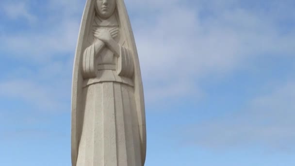 Санта Моніці Статуя Проти Блакитного Неба Хмарами — стокове відео