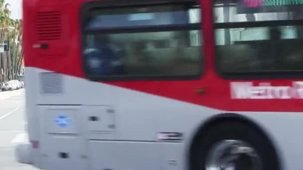 City Street Santa Monica Kalifornien Med Buss Svänger Framför Kameran — Stockvideo