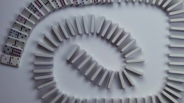 Білі Керамічні Доміно Падають Спіральному Візерунку Фоні Паперу — стокове відео