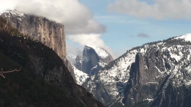 Parco Nazionale Dello Yosemite Nuvole Movimento Lento Con Mezza Cupola — Video Stock