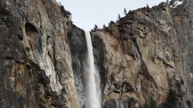 Gelin Peçesi Şelalesinin tepesinde Yosemite Ulusal Parkı Kaliforniya Rock Duvarı