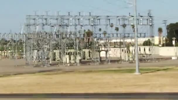 セントラルバレーの移動車からの眺め道路沿いのカリフォルニア発電所 — ストック動画
