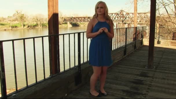 Jonge Blanke Vrouw Blauwe Jurk Bij Railing Wooden Walkway Boven — Stockvideo