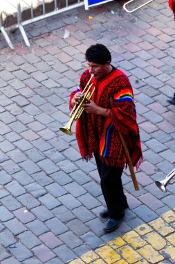 Inti Raymi Geçidi 'nde yürüyen adam trompet çalıyor renkli ceketli Cusco Peru Güney Amerika