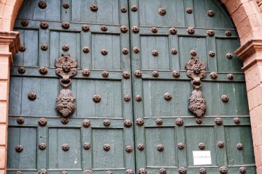 Cusco Peru Güney Amerika 'daki Yeşil Katolik Kilisesi Kapıları