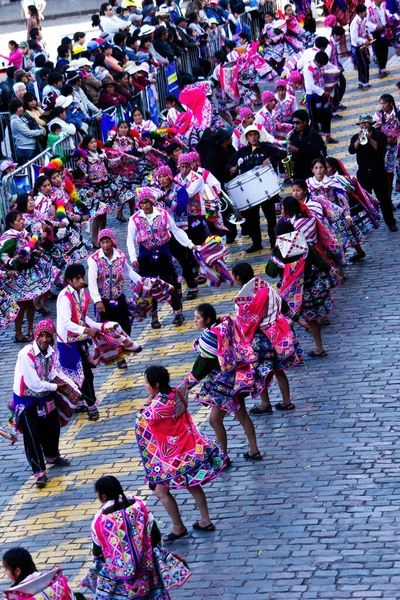男性と女性が音楽家や観客と一緒にInti Raymiフェスティバルクスコペルー南アメリカを踊る — ストック写真