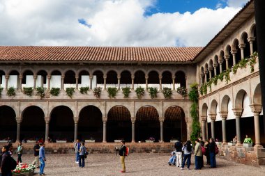 Santo Domingo / Coricancha 'da Yürüyen Turist Cusco Peru Kemerleri ve Çatı