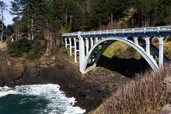 Bridge Foundation Arch Początku Małego Mostu Pobliżu Brzegu Oceanu Skał — Zdjęcie stockowe