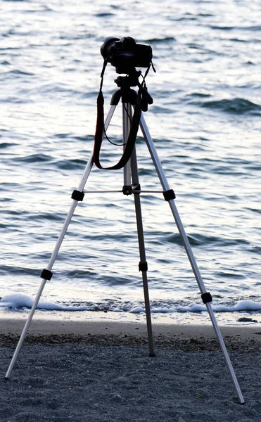 Camera Mounted Tripod Shore Body Water Pointed Out Waves — Stock Photo, Image