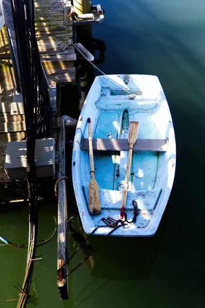 Régi Row Boat Látott Felülről Kötött Dokk Fából Evezők — Stock Fotó